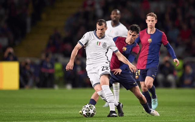 图片报：多特蒙德连伤两主力后卫，预计面临数周缺阵（图片报称，多特蒙德两名主力后卫先后受伤，预计将缺阵数周）