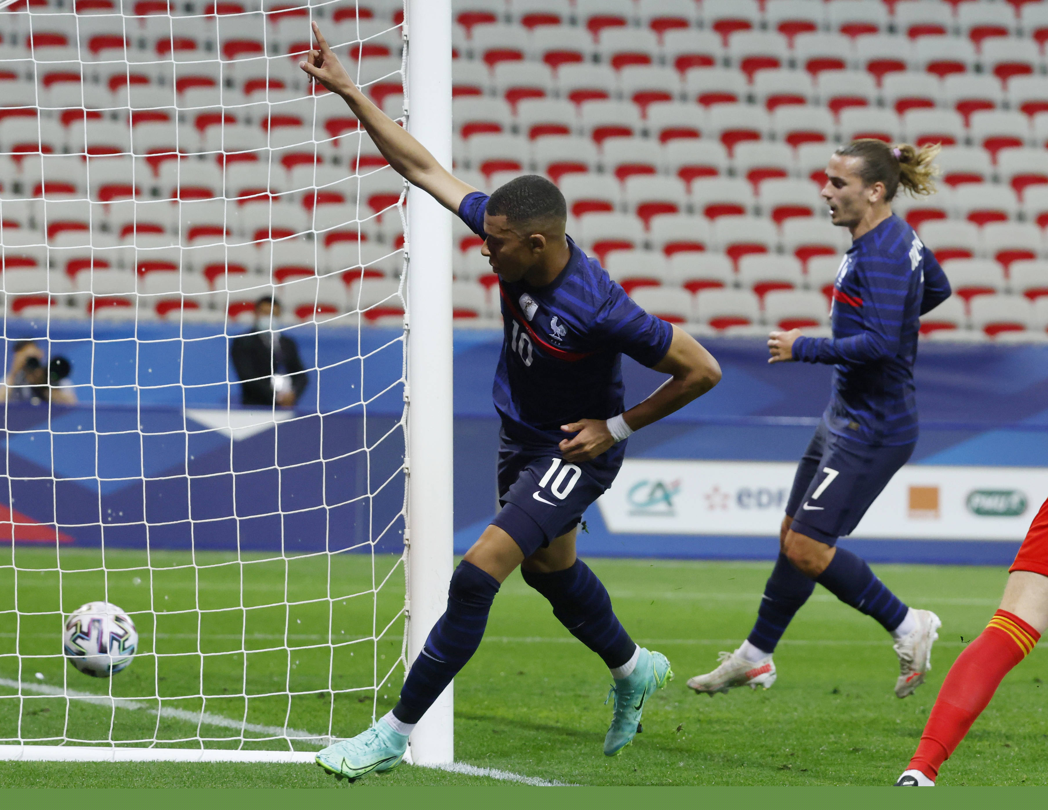 球星连续命中高难度投篮（球星高难度投篮连中）