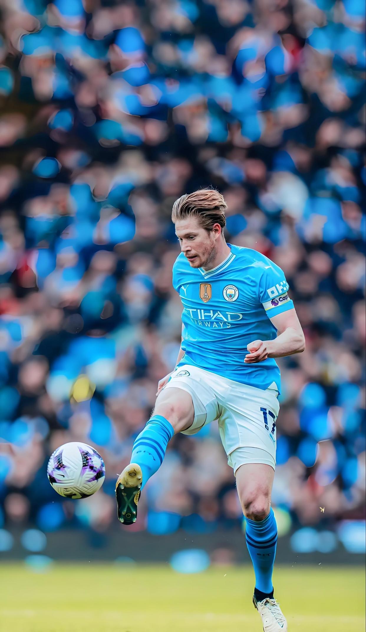 詹姆斯篮下强打稳定胜局（詹姆斯内线强攻锁定胜局）