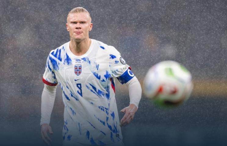 解析国米中场名将，球迷怒斥到莱万为他点赞，双刃剑用好能成惊喜（国米中场名将深度解读：从遭球迷怒喷到获莱万点赞，善用这把双刃剑或带来惊喜）