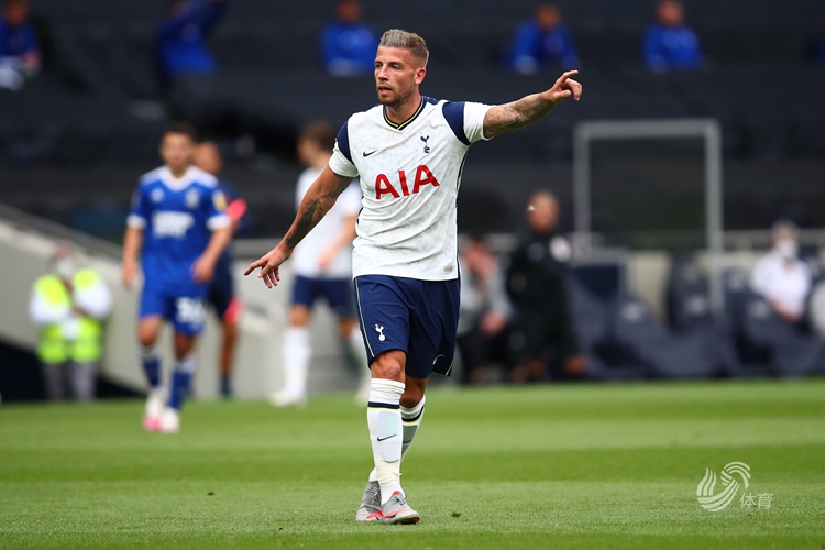 拜仁慕尼黑客场大胜沙尔克04（拜仁客场横扫沙尔克04）